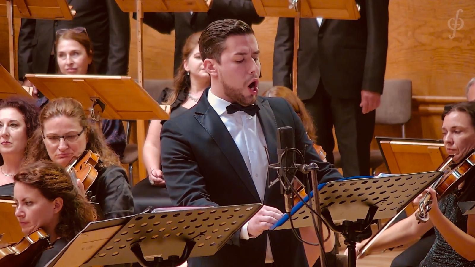 Laurence Kalaidjian singt mit Orchester